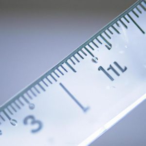 Profesjonalna waga przemysłowa na laboratoryjnym stole, służąca do precyzyjnego pomiaru masy w warunkach technicznych.